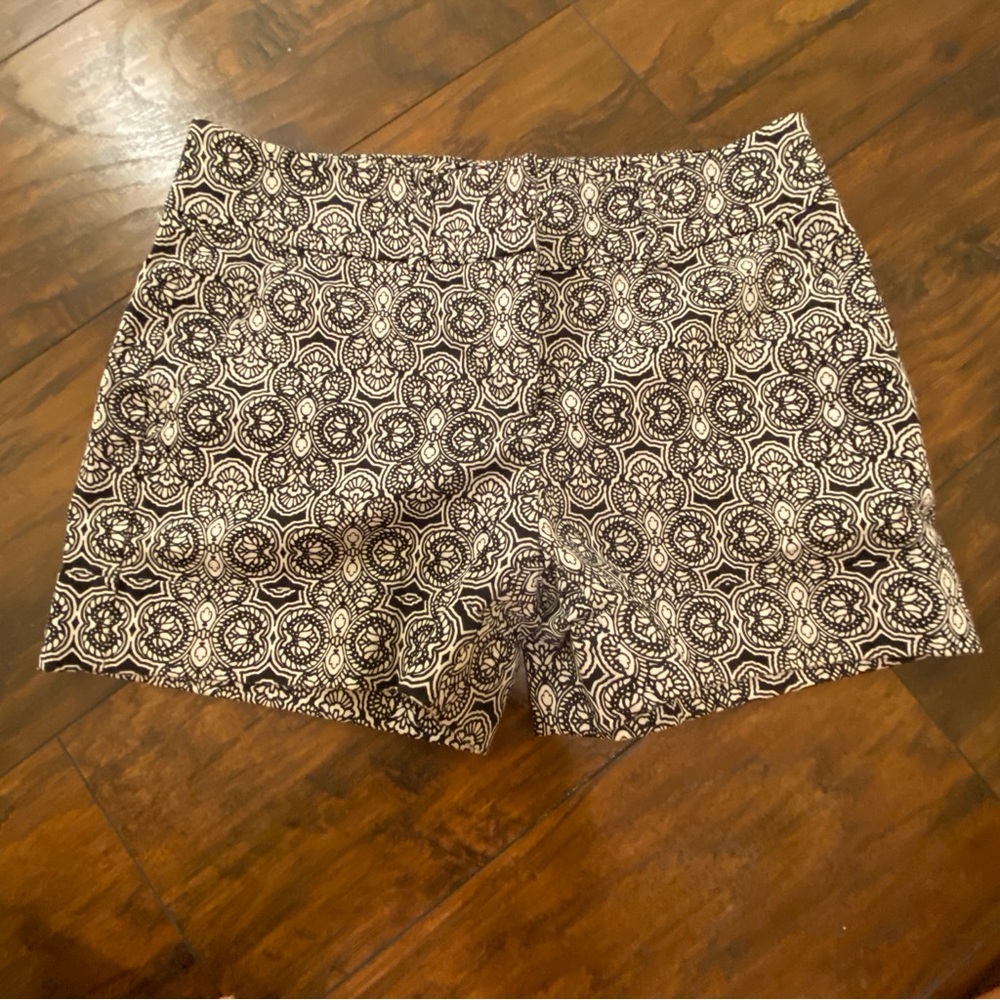 New York & Company 7th Avenue Black White Printed Shorts - Size 4